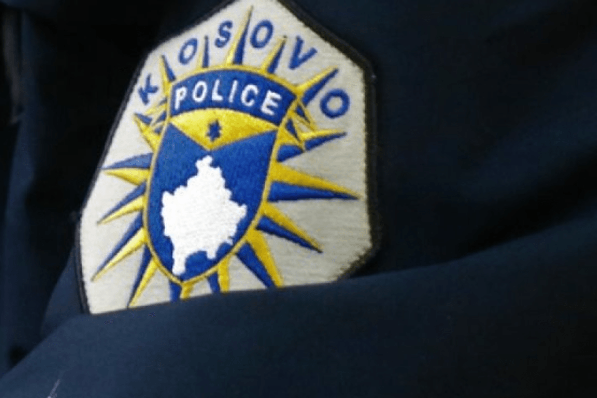 Derisa ishte duke udhëtuar me veturë, disa persona ia bllokuan rrugën dhe tentojnë ta sulmojnë – arrestohen dy persona Derisa ishte duke udhëtuar me veturë, disa persona ia bllokuan rrugën dhe tentojnë ta sulmojnë – arrestohen dy persona