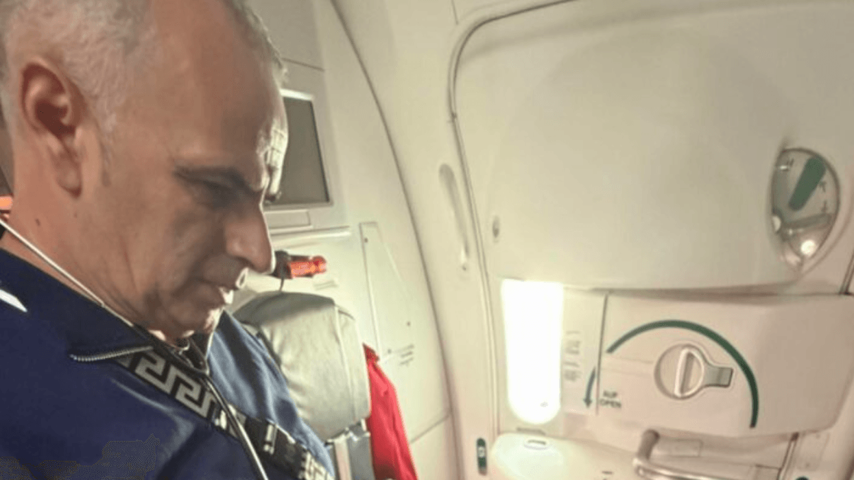 Hero në fluturim: Mjeku nga Peja shpëton jetën e një të riu amerikan në aeroplan Hero në fluturim: Mjeku nga Peja shpëton jetën e një të riu amerikan në aeroplan