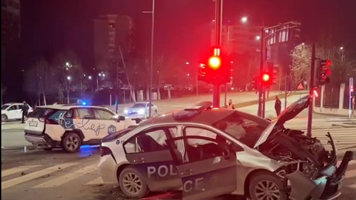 Aksidentohet vetura e policisë dhe një taksi në Prishtinë, katër persona të lënduar