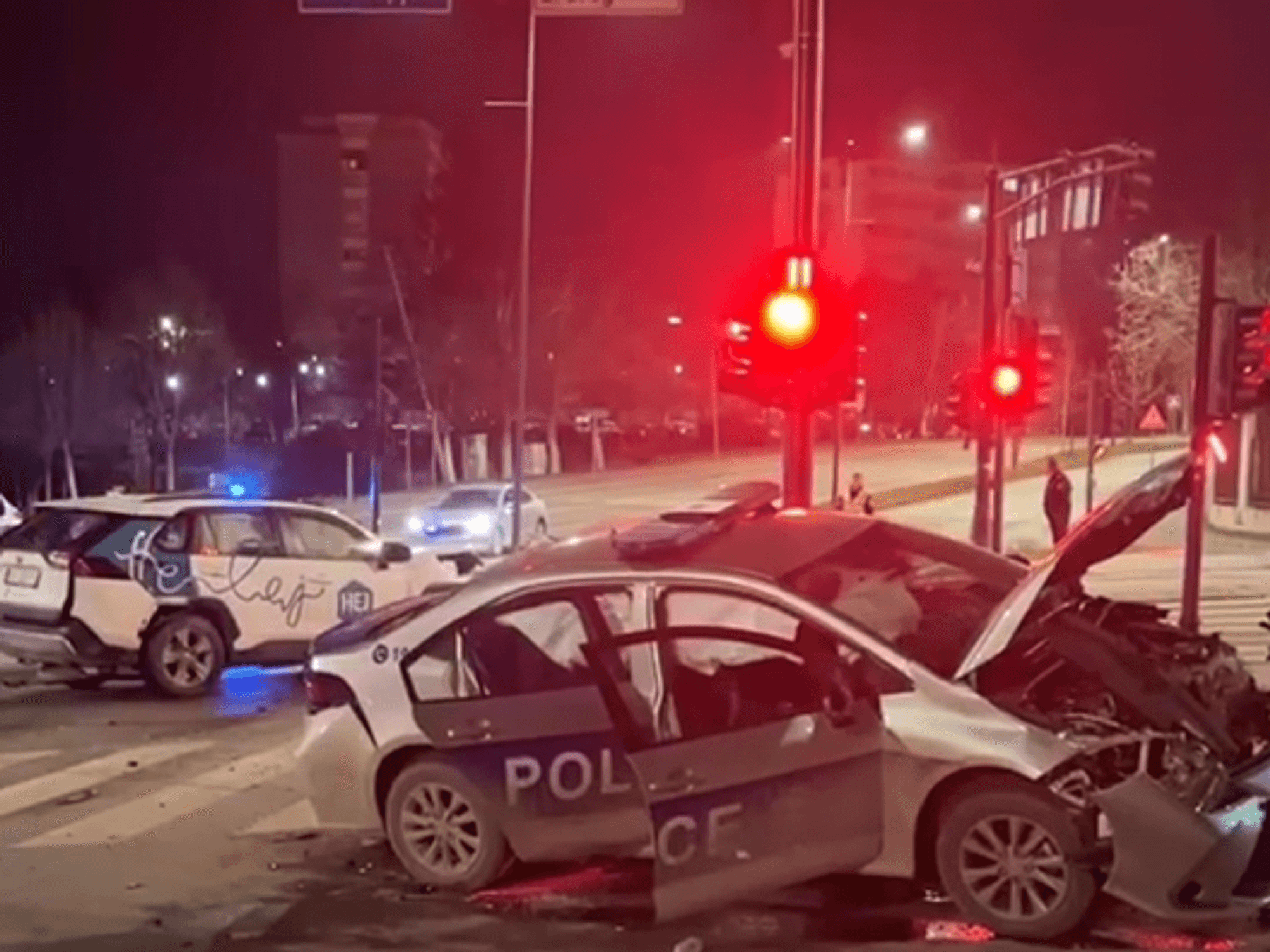 Aksident mes policisë dhe një taksi në Prishtinë, katër persona të lënduar Aksident mes policisë dhe një taksi në Prishtinë, katër persona të lënduar