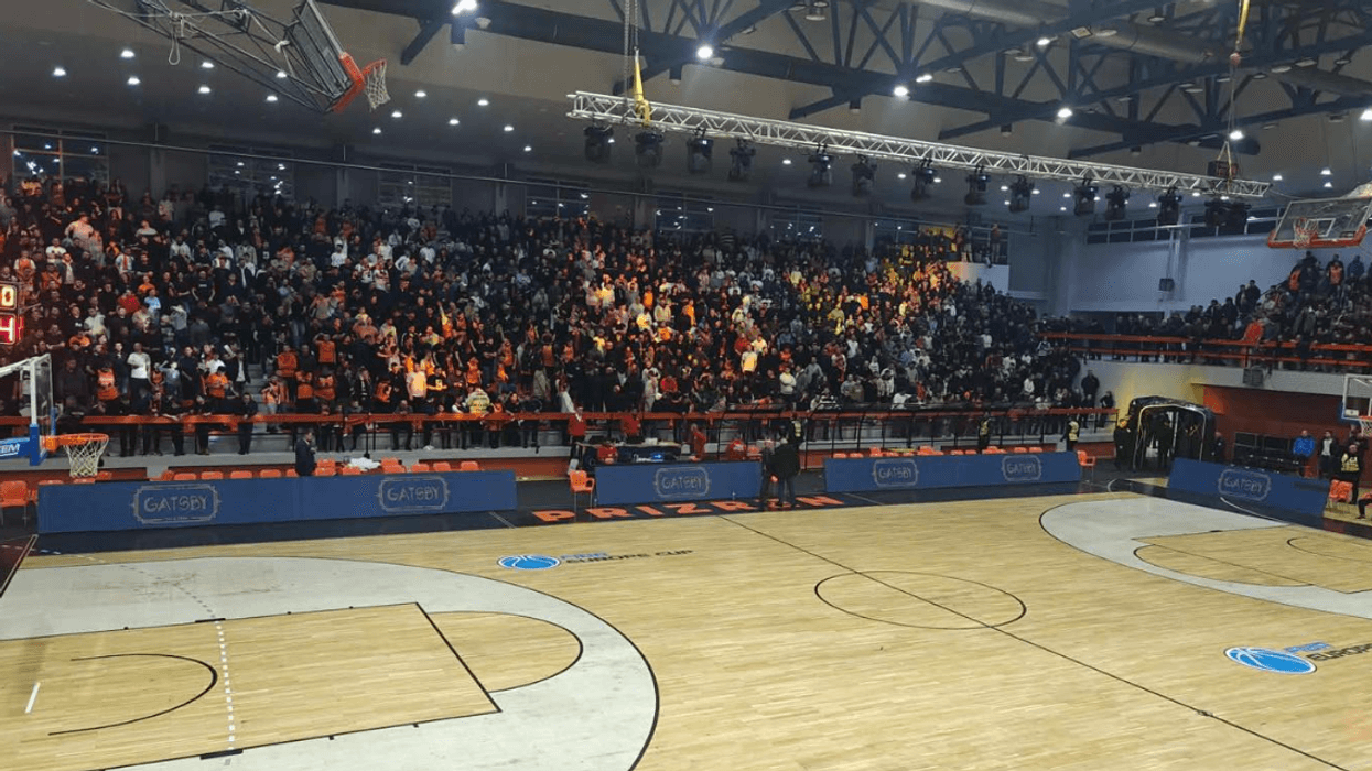 Ndërpritet ndeshja në Prizren, Dardan Berisha goditet në kokë nga gjësendet e hedhura nga tifozët Ndërpritet ndeshja në Prizren, Dardan Berisha goditet në kokë nga gjësendet e hedhura nga tifozët
