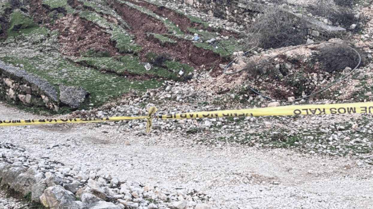 Banorët nisën të hapnin rrugën e bllokuar, policia vendos shiritin e sigurisë Banorët nisën të hapnin rrugën e bllokuar, policia vendos shiritin e sigurisë