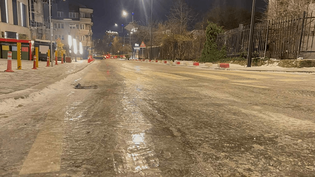 Borë e akull, mbyllet për qarkullim një rrugë në Prishtinë