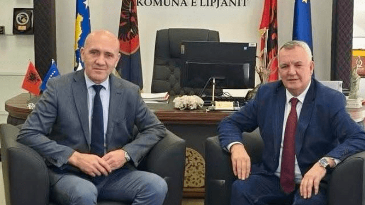 Ahmeti emëron Rasim Hasanin Drejtor të Arsimit në Lipjan Ahmeti emëron Rasim Hasanin Drejtor të Arsimit në Lipjan