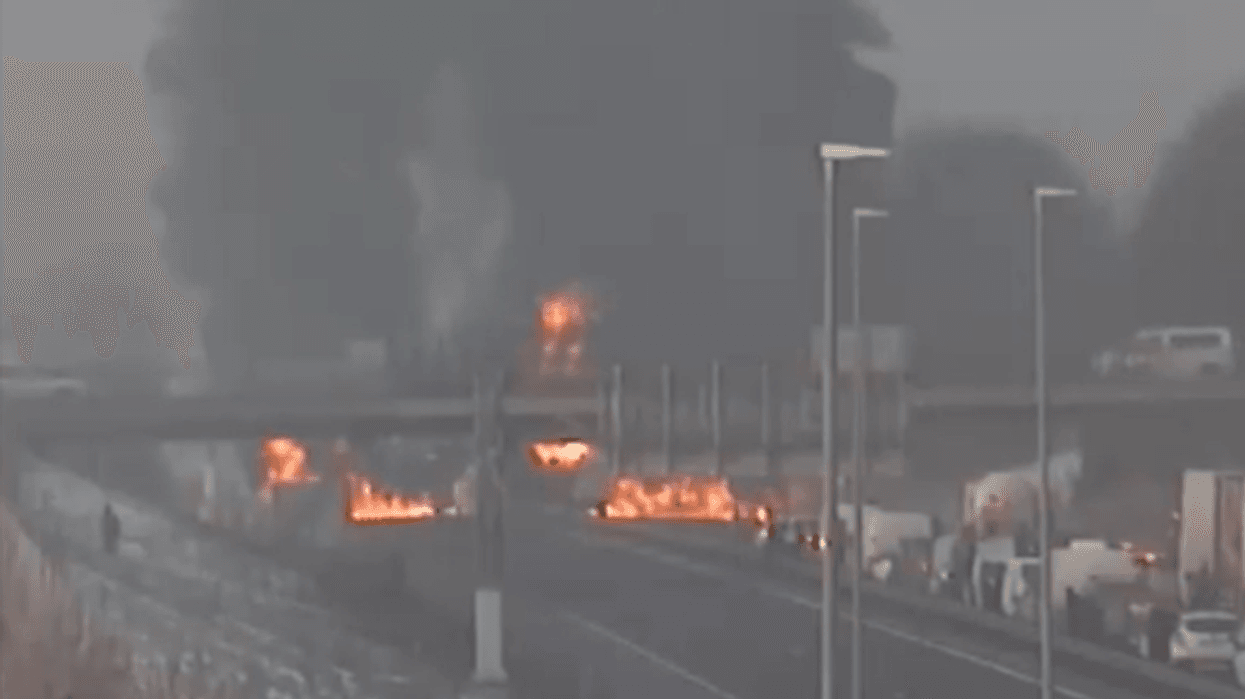 Aksident i rëndë në një autostradë të Sllovenisë - raportohet për shpërthim të një cisterne, të përfshira edhe disa automjete Aksident i rëndë në një autostradë të Sllovenisë - raportohet për shpërthim të një cisterne, të përfshira edhe disa automjete
