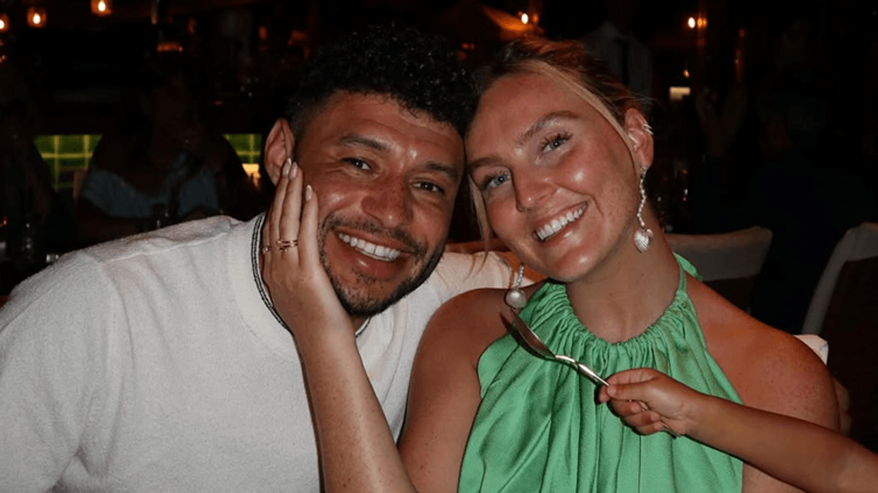 Perrie Edwards sjell në jetë fëmijën e dytë, zbulon emrin e vajzës