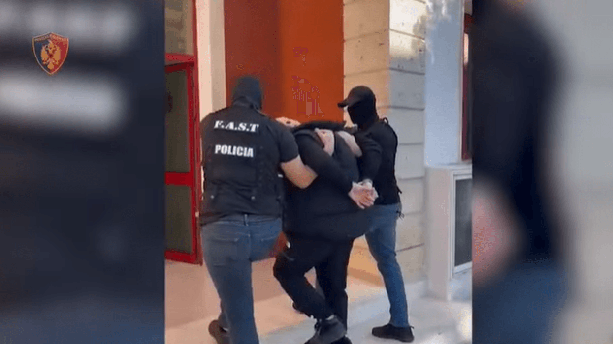 Arrestohen në Tiranë dy persona të kërkuar nga UNMIK-u për trafikim me njerëz