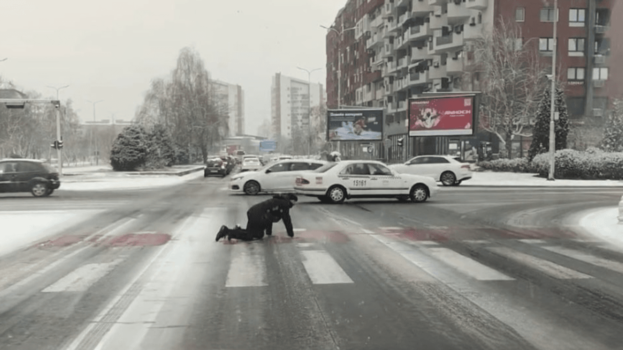 Ngrica në Shkup, qytetari kalon rrugën duke u zvarritur Ngrica në Shkup, qytetari kalon rrugën duke u zvarritur