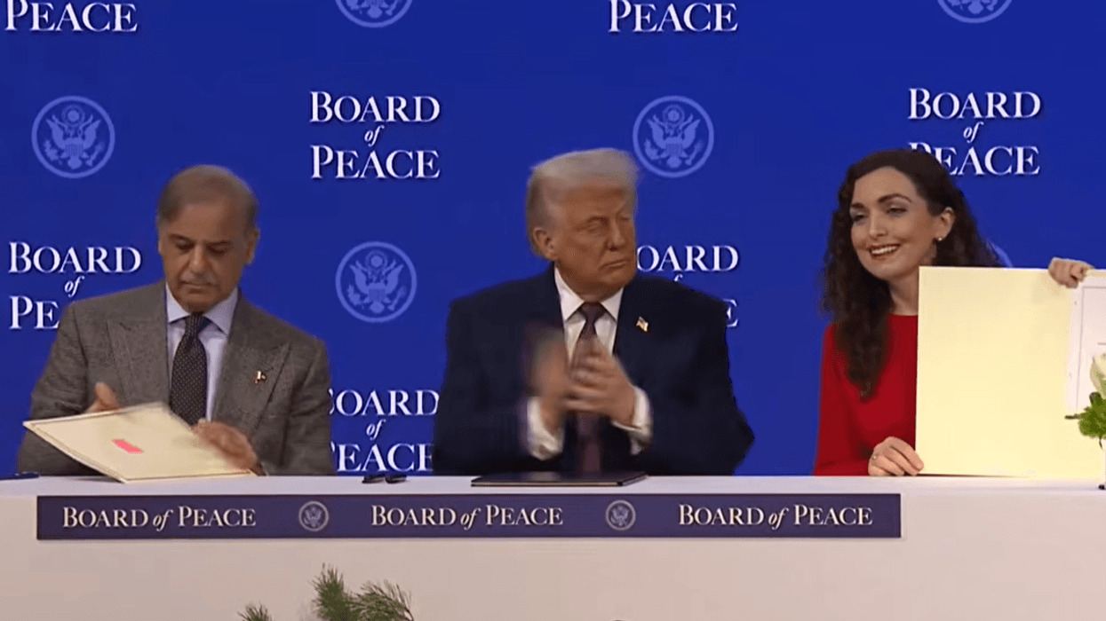 Osmani shtrëngon duart me Trumpin, Kosova nënshkruan pjesëmarrjen në Bordin e Paqes Osmani shtrëngon duart me Trumpin, Kosova nënshkruan pjesëmarrjen në Bordin e Paqes