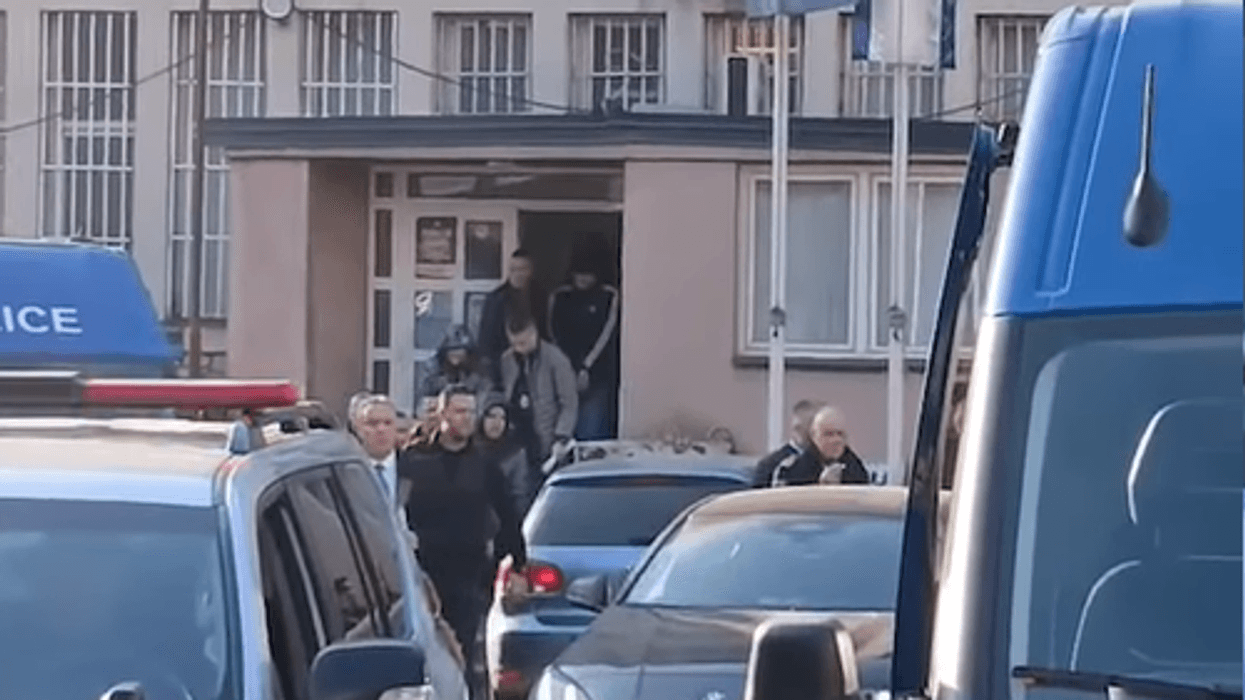 Përfundon intervistimi i të dyshuarve për manipulim votash në Prizren, dalin pamjet Përfundon intervistimi i të dyshuarve për manipulim votash në Prizren, dalin pamjet