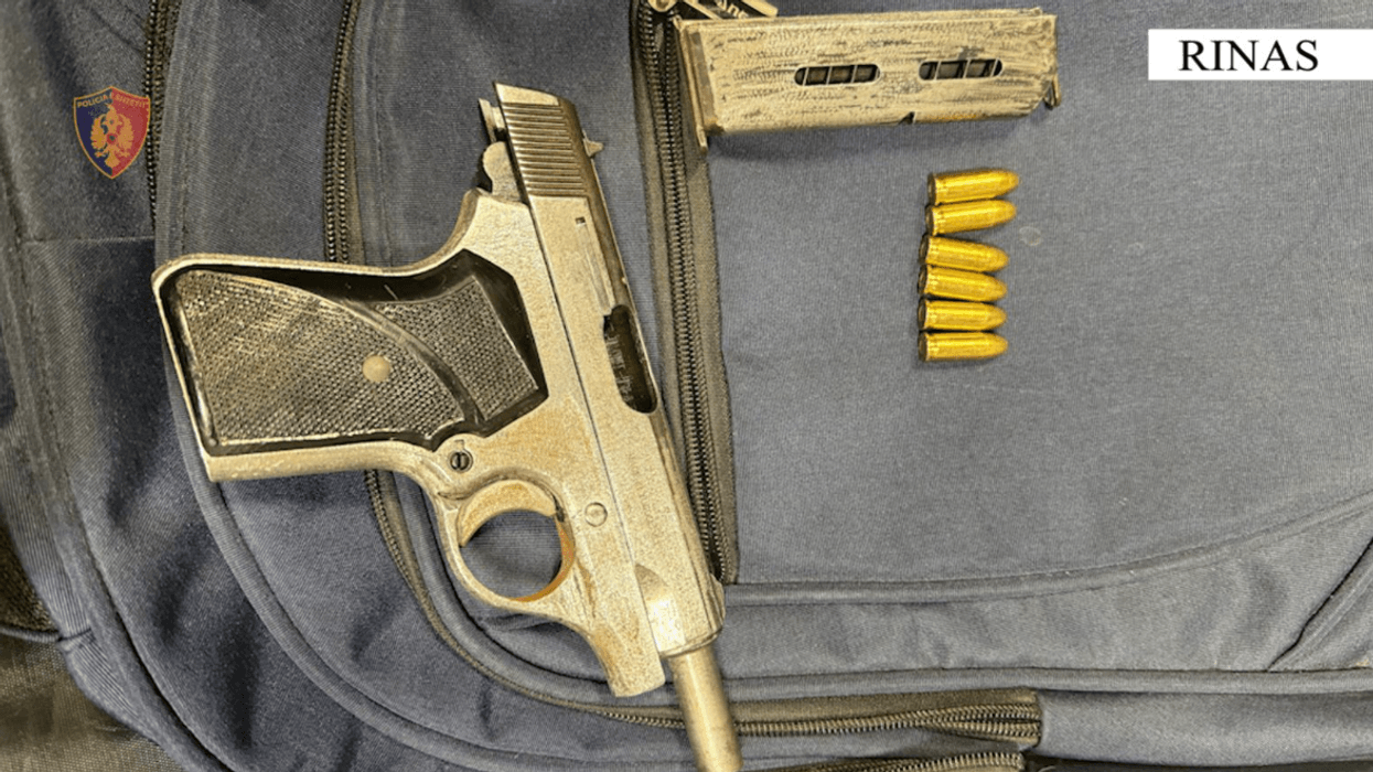 Me pistoletë në bagazhe drejt Italisë, arrestohet 30-vjeçari në Rinas