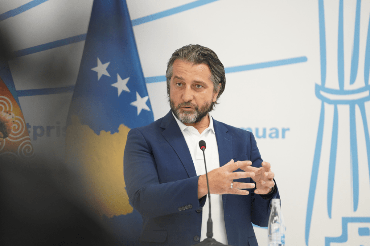 Rama pezullon nga puna tre zyrtarë komunalë pas arrestimit të tyre Rama pezullon nga puna tre zyrtarë komunalë pas arrestimit të tyre