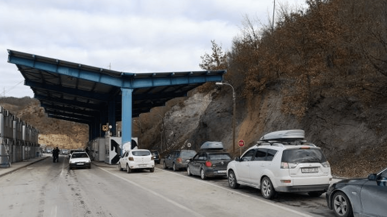 Kalon ilegalisht kufirin Kosovë-Serbi, dërgohet në mbajtje shtetasi serb