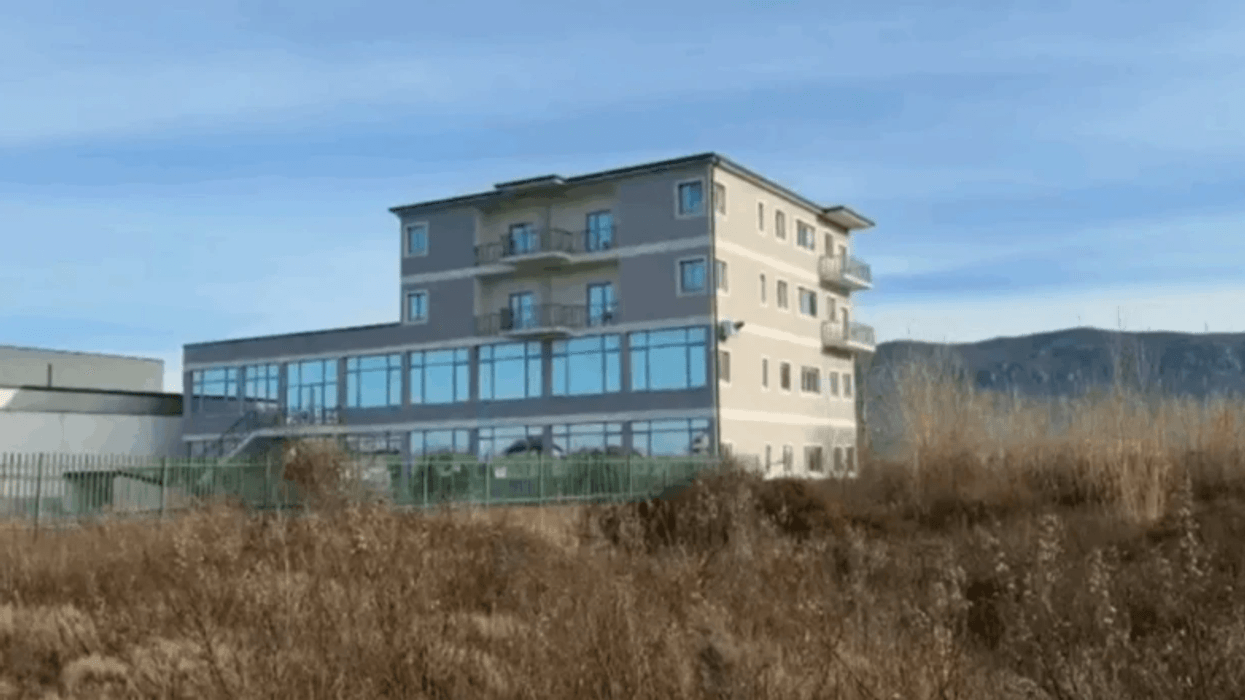 ‘Shtëpi’ bari, armë dhe municion në Lezhë - lihen në burg babë e bir