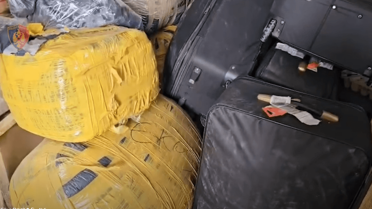 Kontrabandonin veshje nga Kina dhe nga Turqia, arrestohen tre persona - katër të tjerë në kërkim