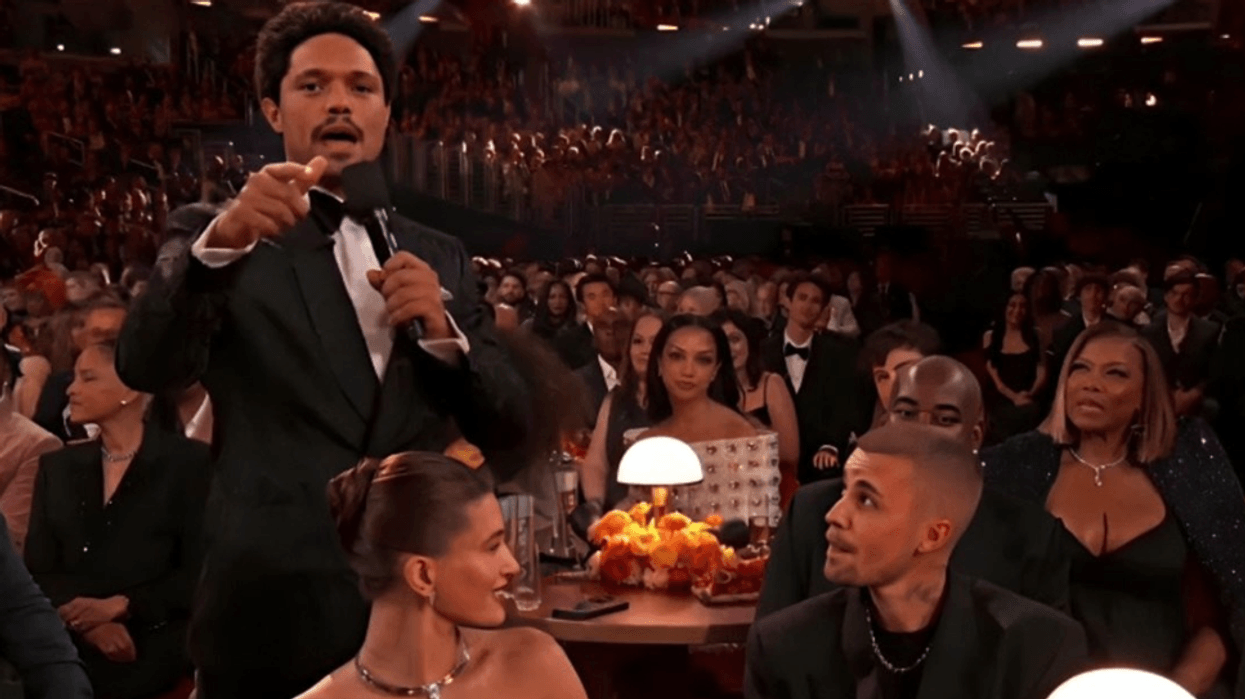 Gjuha e trupit zbulon prapaskenat e momentit të sikletshëm mes Trevor Noah dhe Justin Bieber