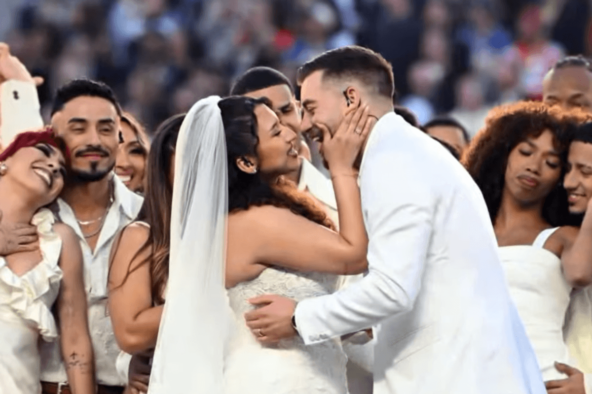 Të porsamartuarit në Super Bowl e kishin ftuar më herët Bad Bunnyn në dasmën e tyre - veprimin e tij nuk e kishin imagjinuar as në ëndërr Të porsamartuarit në Super Bowl e kishin ftuar më herët Bad Bunnyn në dasmën e tyre - veprimin e tij nuk e kishin imagjinuar as në ëndërr