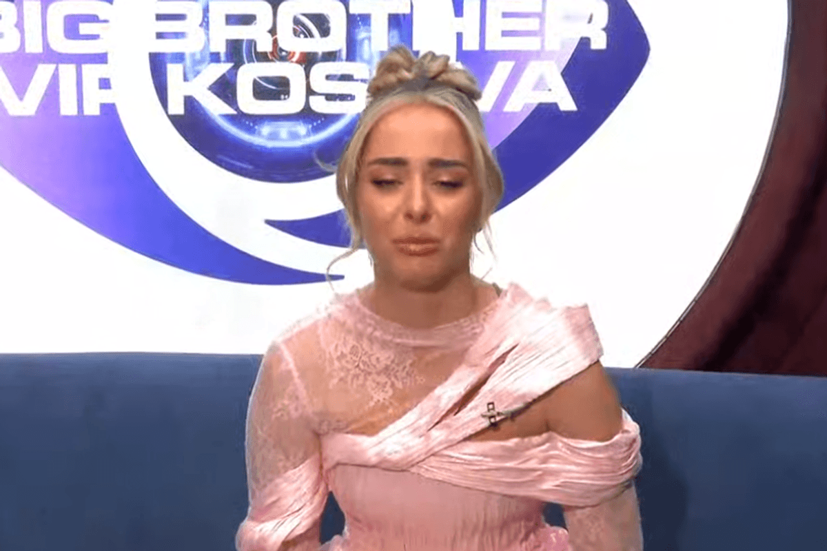 Elijona 'shpërthen' në lot pasi pa reagimin e dajës pas rrëfimit të saj Elijona 'shpërthen' në lot pasi pa reagimin e dajës pas rrëfimit të saj