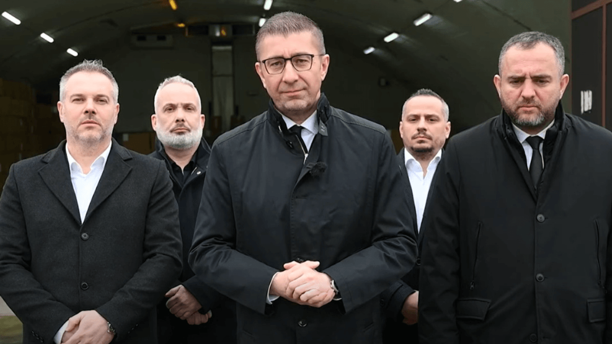 Mickoski dhe Toshkovski tregojnë marihuanën e konfiskuar: Askush nuk është mbi ligjin Mickoski dhe Toshkovski tregojnë marihuanën e konfiskuar: Askush nuk është mbi ligjin