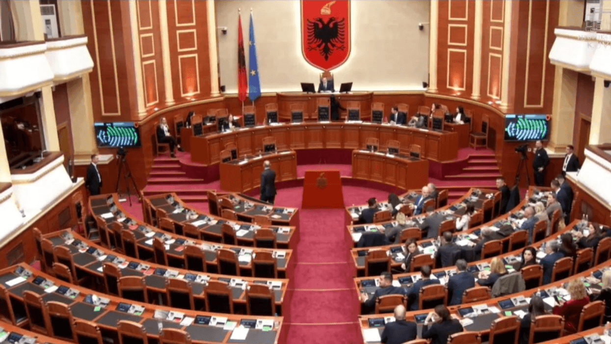 Deputetët e Shqipërisë bashkojnë votat në mbrojtje të liderëve të UÇK-së Deputetët e Shqipërisë bashkojnë votat në mbrojtje të liderëve të UÇK-së