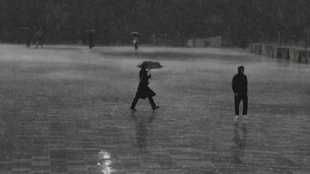 Reshje të herëpashershme shiu, si parashikohet moti për këtë të diel