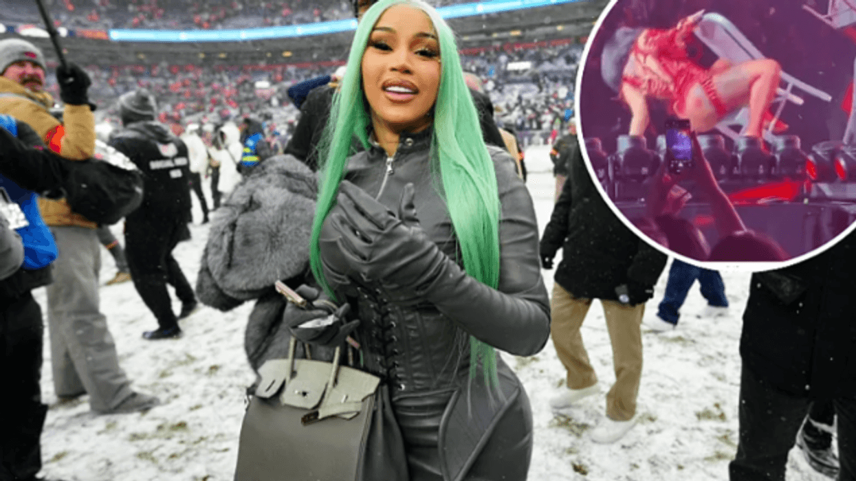 Cardi B pëson një incident gjatë koncertit - u rrëzua dhe me shaka e fajësoi qeverinë amerikane Cardi B pëson një incident gjatë koncertit - u rrëzua dhe me shaka e fajësoi qeverinë amerikane
