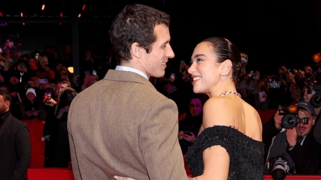 Dua Lipa shkëlqen krah Callum Turner në premierën e filmit të tij të ri “Rosebush Pruning” Dua Lipa shkëlqen krah Callum Turner në premierën e filmit të tij të ri “Rosebush Pruning”