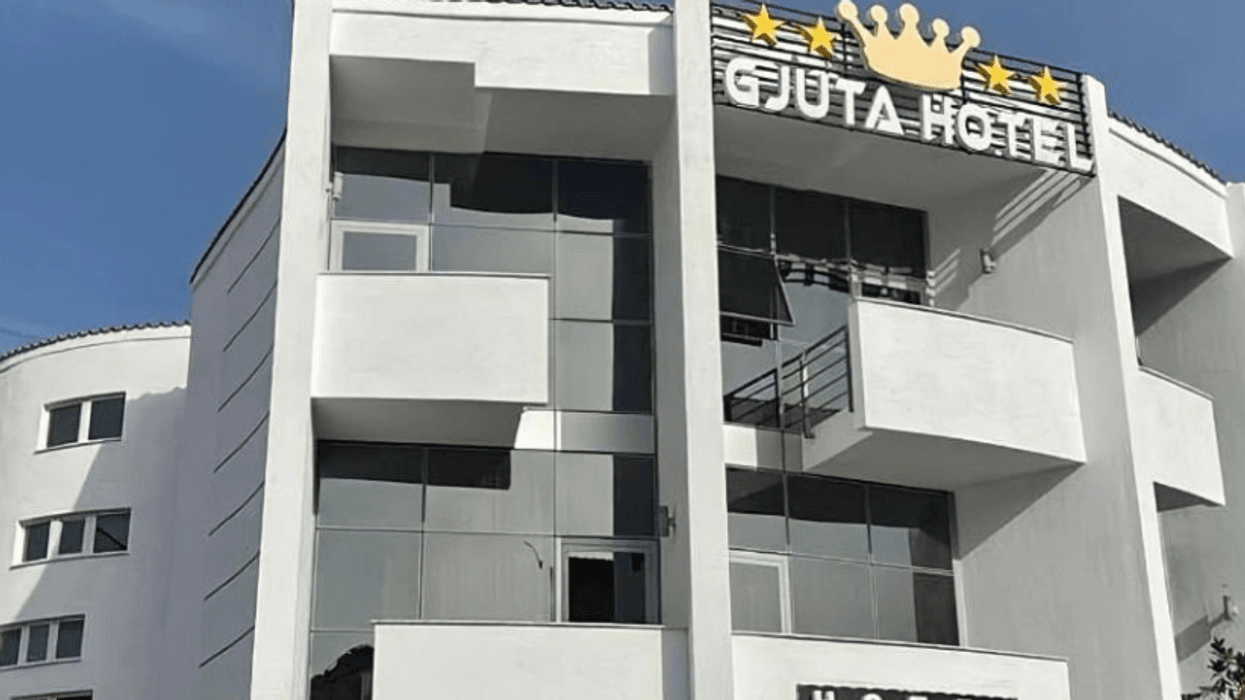 Plagoset një 18 vjeçare në një hotel në Tiranë, arrestohet i dashuri i saj 22 vjeçar Plagoset një 18 vjeçare në një hotel në Tiranë, arrestohet i dashuri i saj 22 vjeçar