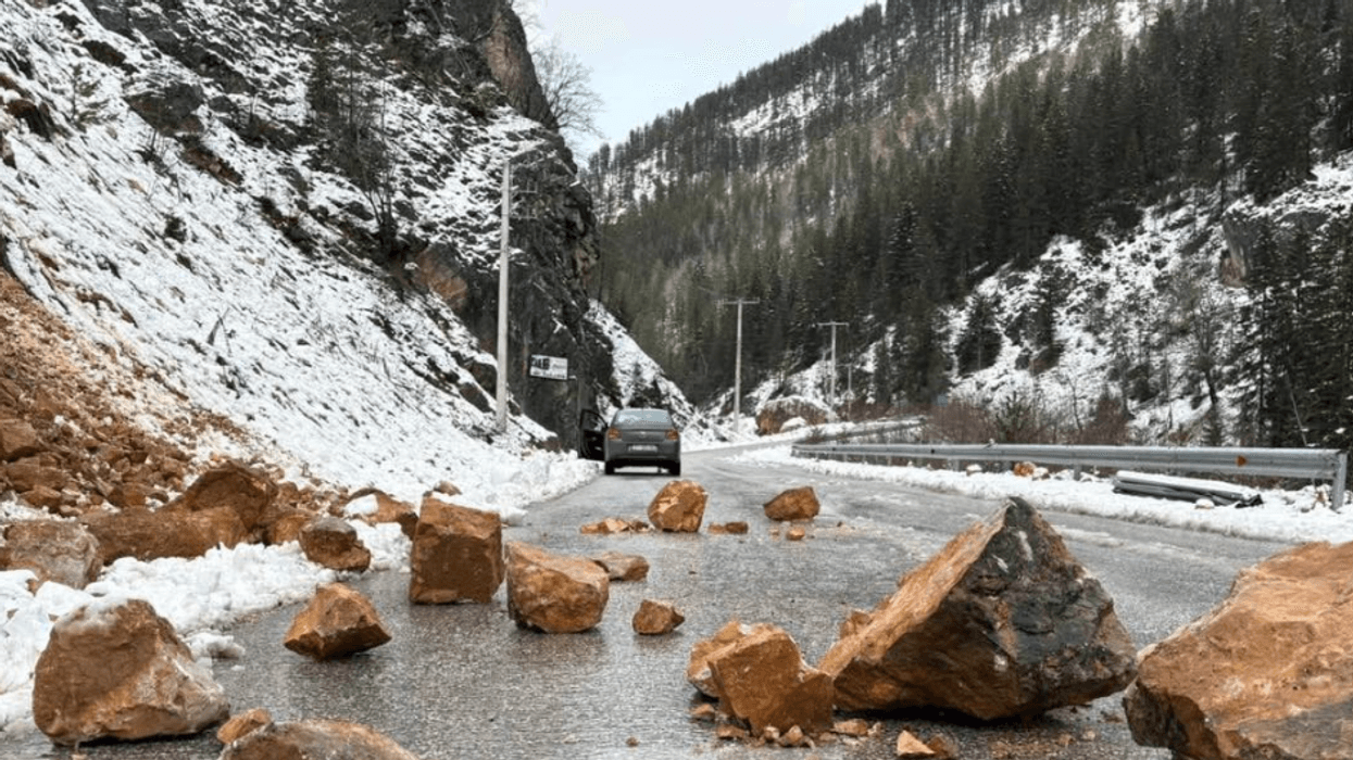 Rrëshqitje gurësh dhe dheu në rrugën Pejë-Rugovë, vështirësohet qarkullimi Rrëshqitje gurësh dhe dheu në rrugën Pejë-Rugovë, vështirësohet qarkullimi