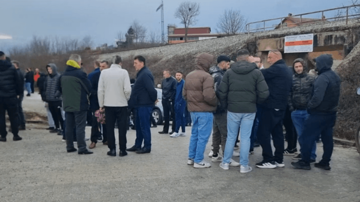 Banorë nga disa fshatra të Kërçovës protestuan kundër ndërtimit të një deponie të përkohshme Banorë nga disa fshatra të Kërçovës protestuan kundër ndërtimit të një deponie të përkohshme