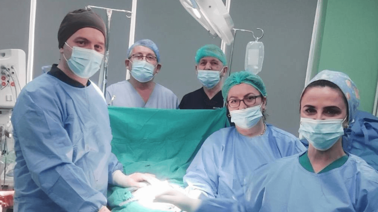 Në Spitalin e Mitrovicës hiqet me sukses një tumor rreth 4 kilogramë nga një paciente Në Spitalin e Mitrovicës hiqet me sukses një tumor rreth 4 kilogramë nga një paciente