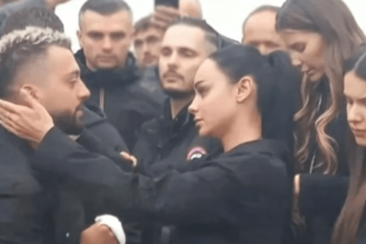Momenti viral në varrimin e vëllait të Gjestit, Egli Tako: Atë ditë vdiq edhe njerëzimi Momenti viral në varrimin e vëllait të Gjestit, Egli Tako: Atë ditë vdiq edhe njerëzimi