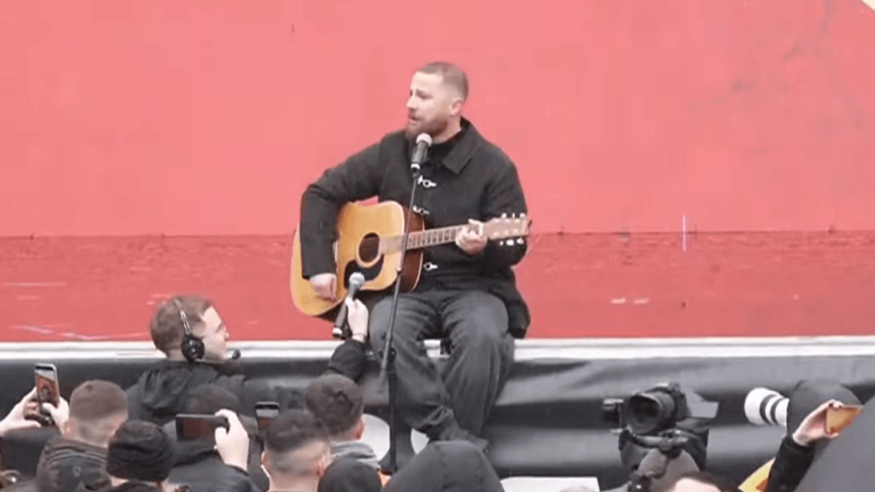 Lyrical Son emocionon me këngën “Ushtria Çlirimtare” në Marshin “Drejtësi, jo politikë” Lyrical Son emocionon me këngën “Ushtria Çlirimtare” në Marshin “Drejtësi, jo politikë”