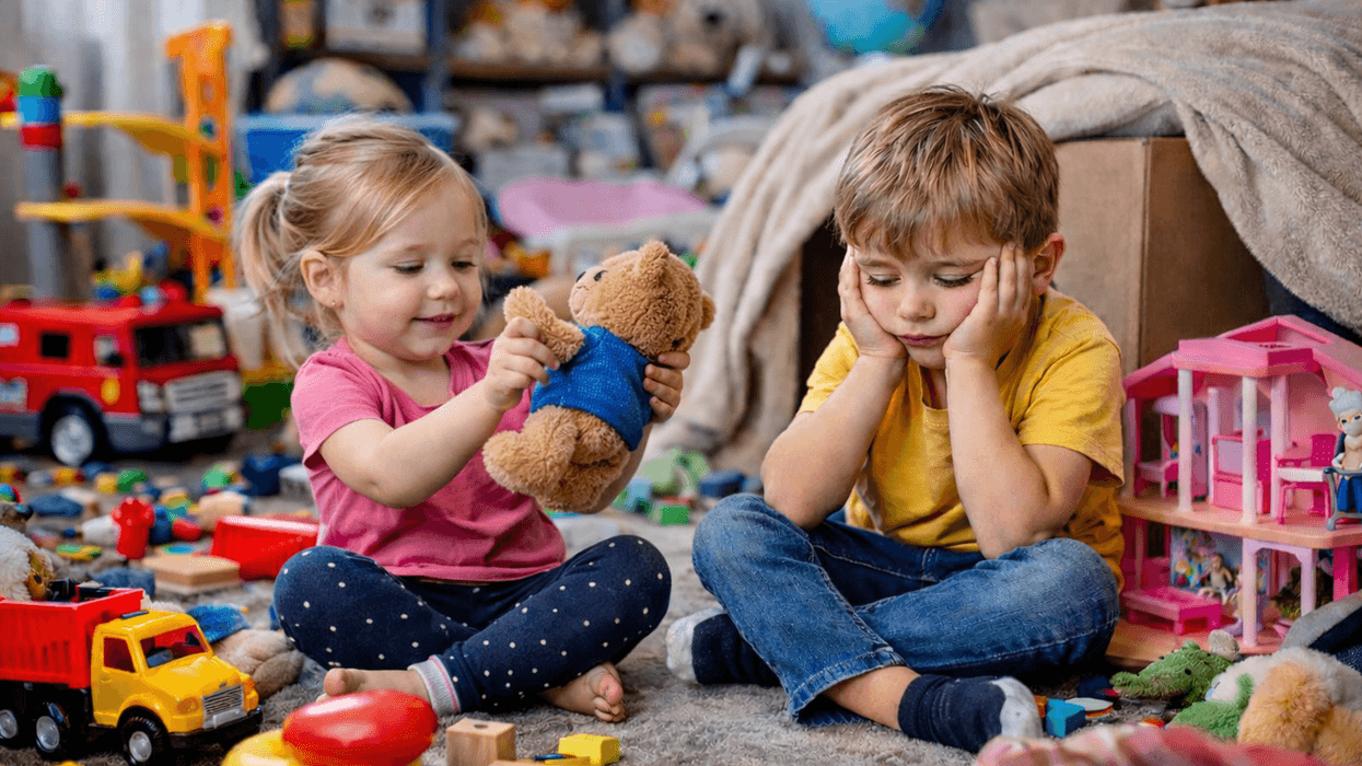 Fëmija ka shumë lodra, por nuk luan me to? Arsyeja do t’ju habisë