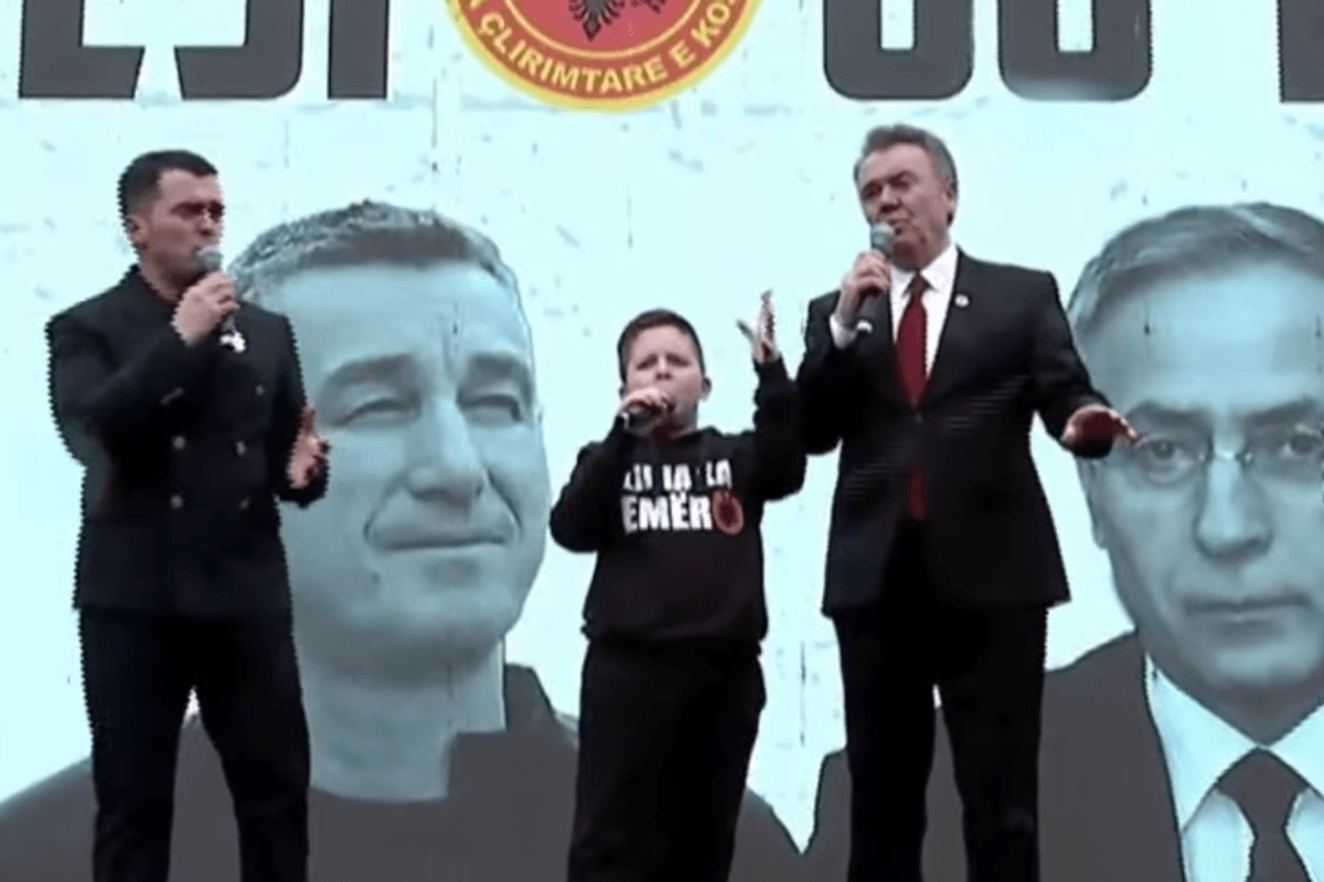 Ilir Shaqiri me djalin e nipin këndojnë në Marshin për ish-krerët e UÇK-së Ilir Shaqiri me djalin e nipin këndojnë në Marshin për ish-krerët e UÇK-së