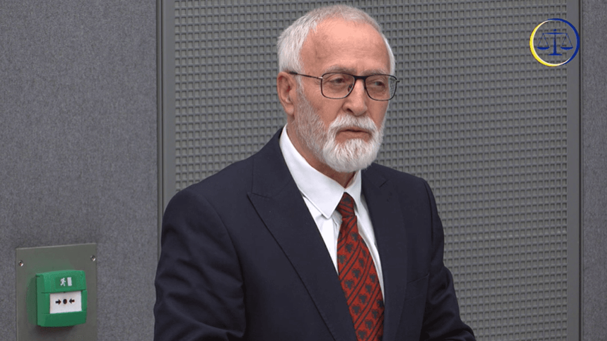 Me kollare me shqiponjë, Krasniqi para trupit gjykues: Nuk jam kriminel, por njeri që luftoi për liri Me kollare me shqiponjë, Krasniqi para trupit gjykues: Nuk jam kriminel, por njeri që luftoi për liri