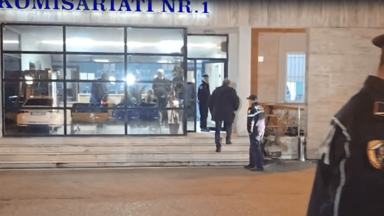41 të shoqëruar pas protestës, zyrtarët e Partisë Demokratike shpërndahen në komisariate 41 të shoqëruar pas protestës, zyrtarët e Partisë Demokratike shpërndahen në komisariate