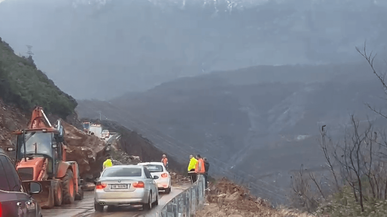 Pas bllokimit të aksit Librazhd-Pogradec rrezikohet edhe rruga alternative, juglindja drejt izolimit total Pas bllokimit të aksit Librazhd-Pogradec rrezikohet edhe rruga alternative, juglindja drejt izolimit total