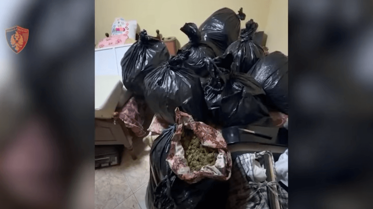 Sekuestrohen rreth 57 kg lëndë narkotike kanabis, arrestohen dy persona në Vlorë Sekuestrohen rreth 57 kg lëndë narkotike kanabis, arrestohen dy persona në Vlorë