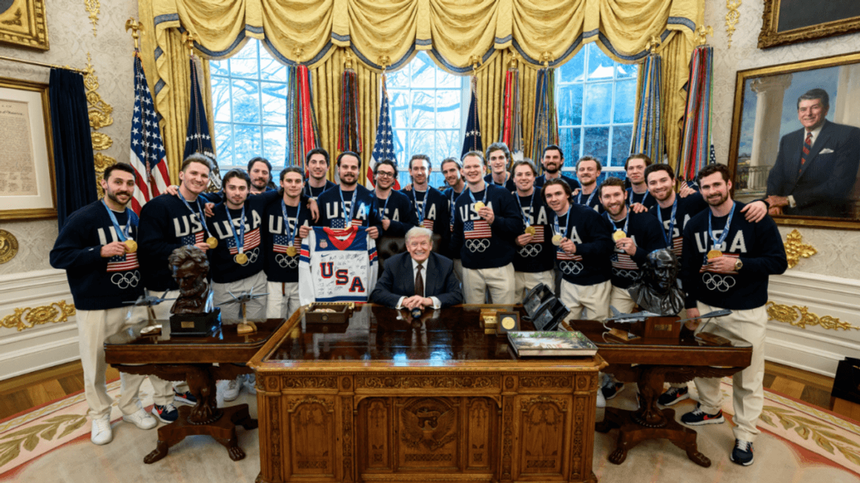 “Nuk do ta kthej” - Trump bën shaka se do ta mbajë medaljen e artë të hokejit për meshkuj të SHBA-së, ndërsa takohet me ekipin në Shtëpinë e Bardhë “Nuk do ta kthej” - Trump bën shaka se do ta mbajë medaljen e artë të hokejit për meshkuj të SHBA-së, ndërsa takohet me ekipin në Shtëpinë e Bardhë