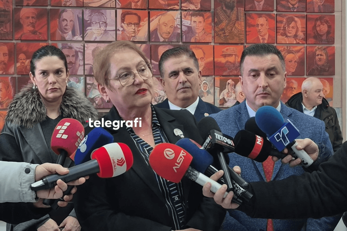 Janevska përplaset me gazetarët në Tetovë për gjuhën shqipe: Unë nuk duhet të kem përkthyes, ju duhet të flisni gjuhën maqedonase Janevska përplaset me gazetarët në Tetovë për gjuhën shqipe: Unë nuk duhet të kem përkthyes, ju duhet të flisni gjuhën maqedonase