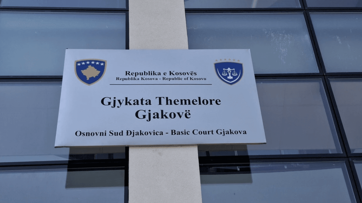 Dyshohet se ofendoi dhe i kanosi zyrtarët policorë, caktohet një muaj paraburgim ndaj një personi në Gjakovë Dyshohet se ofendoi dhe i kanosi zyrtarët policorë, caktohet një muaj paraburgim ndaj një personi në Gjakovë