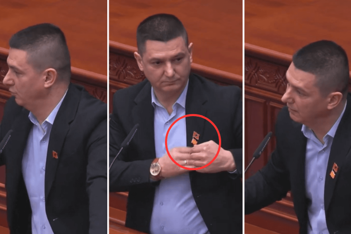 "Ma ka dhënë kryeministri i Shqipërisë, kur të ma jepni ju do ta mbaj", Mikcoski i dhuron flamurin e Maqedonisë deputetit Riad Shaqiri