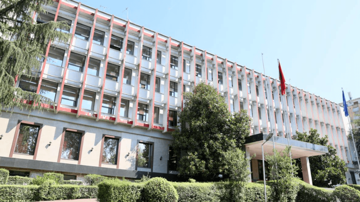 Situata në Lindjen e Mesme, Ministria e Jashtme e Shqipërisë publikon numrat e telefonit të disa ambasadave për shtetasit shqiptarë