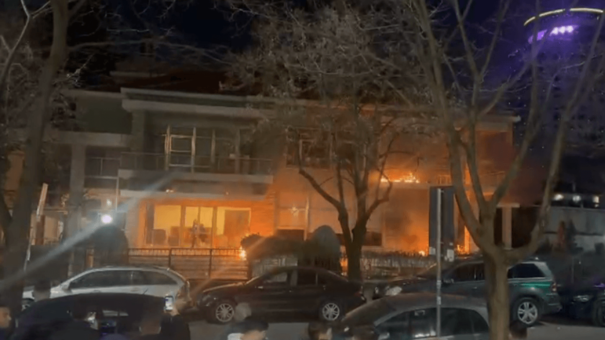 Protestuesit e PD-së hodhën molotov te Vila e Enverit, 25 persona brenda- shumica amerikanë Protestuesit e PD-së hodhën molotov te Vila e Enverit, 25 persona brenda- shumica amerikanë