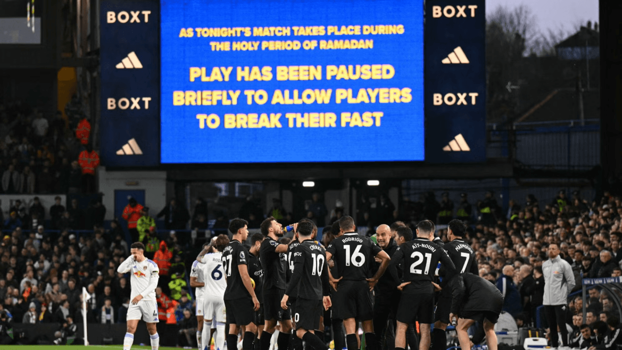Guardiola kritikon tifozët e Leeds për fishkëllimat ndaj myslimanëve: Respektoni fenë Guardiola kritikon tifozët e Leeds për fishkëllimat ndaj myslimanëve: Respektoni fenë