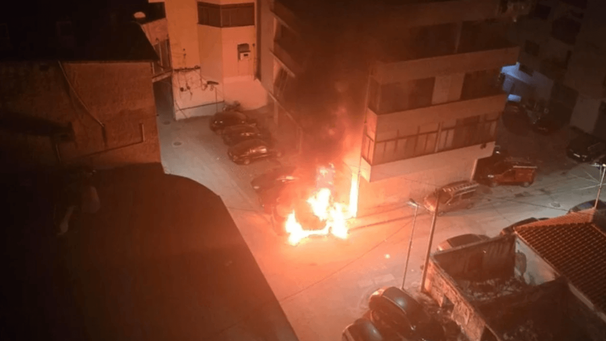 Përfshihen nga flakët dy vetura në Vlorë Përfshihen nga flakët dy vetura në Vlorë
