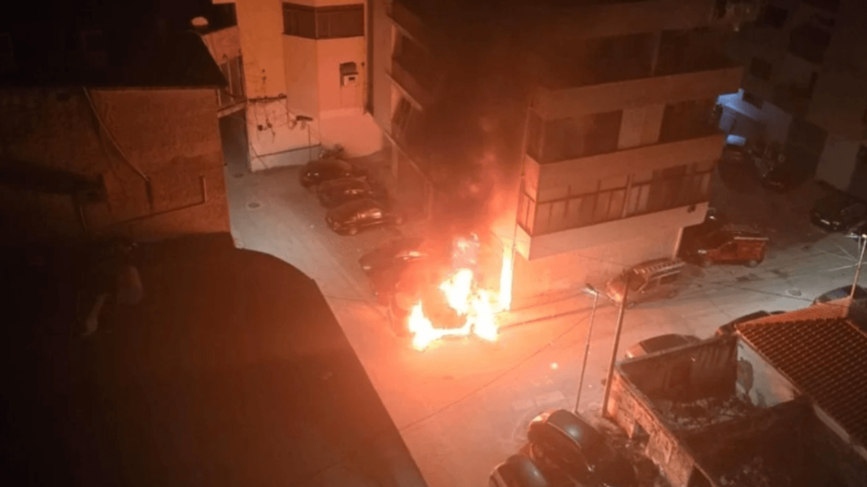 Përfshihen nga flakët dy vetura në Vlorë