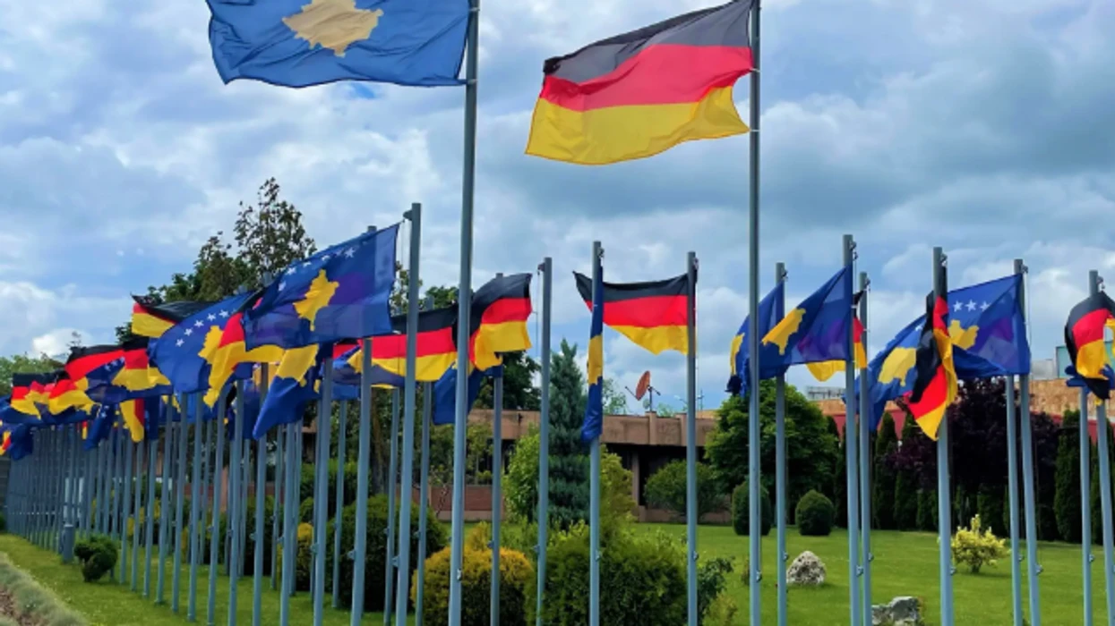 “Nuk ka dorëzim dhe Kosova është Serbi", mbishkrime serbe vendosen në ambientet e jashtme të Ambasadës së Kosovës në Berlin