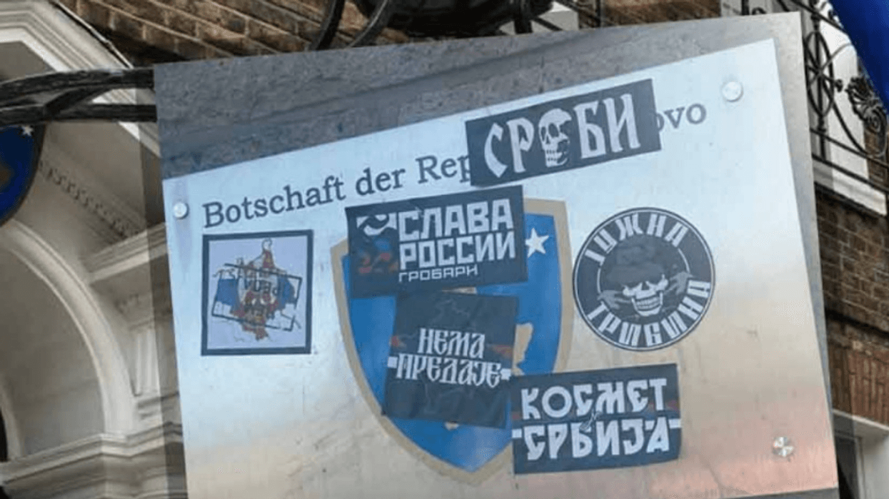 “Nuk ka dorëzim dhe Kosova është Serbi", mbishkrime serbe vendosen në ambientet e jashtme të Ambasadës së Kosovës në Berlin